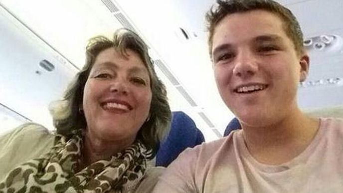 Nejsmutnější selfie: Kluk odeslal z letadla před vzletem fotku s mámou, za tři hodiny je nad Ukrajinou sestřelili