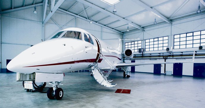 V rychlosti až 850 kilometrů za hodinu si cestující letadla Embraer Legacy mohou užívat soukromí i luxus.