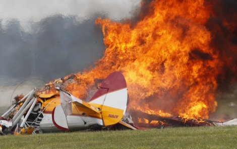 Po dopadu zachvátily letadlo plameny