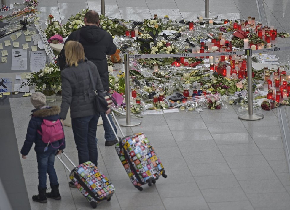 Pomník obětem lidé vytvořili i na letišti v Dusseldorfu