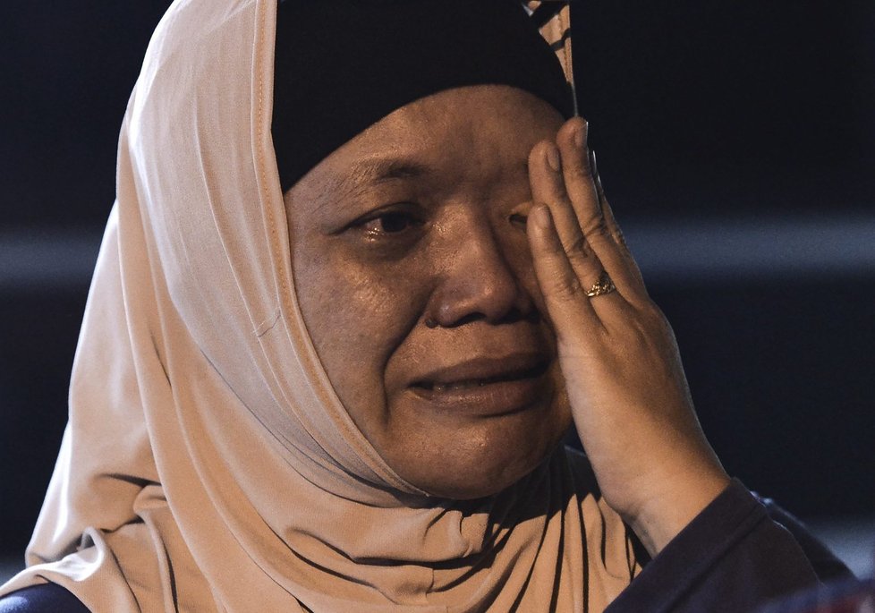 V letadle bylo nejméně 43 Malajsijců, jejich pozůstalí truchlí na letišti v Kuala Lumpuru