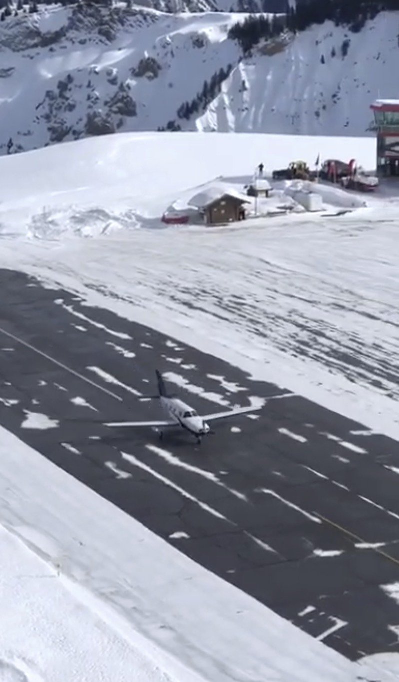 Letadlo nezvládlo zabrzdit a na jednom z nejextrémnějších letišť na světě zabrzdilo až o sněhovou bariéru.