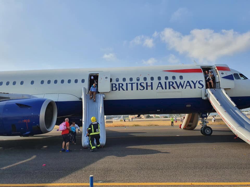 Letadlo společnosti British Airways se zaplnilo kouřem a muselo nouzově přistát. První informace mluví o 19 zraněných.