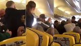 Kanibal v letadle ukousl pasažérovi kus nosu: Krev byla až na stropě!