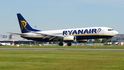 Letadlo společnosti Ryanair přistává na pražském letišti