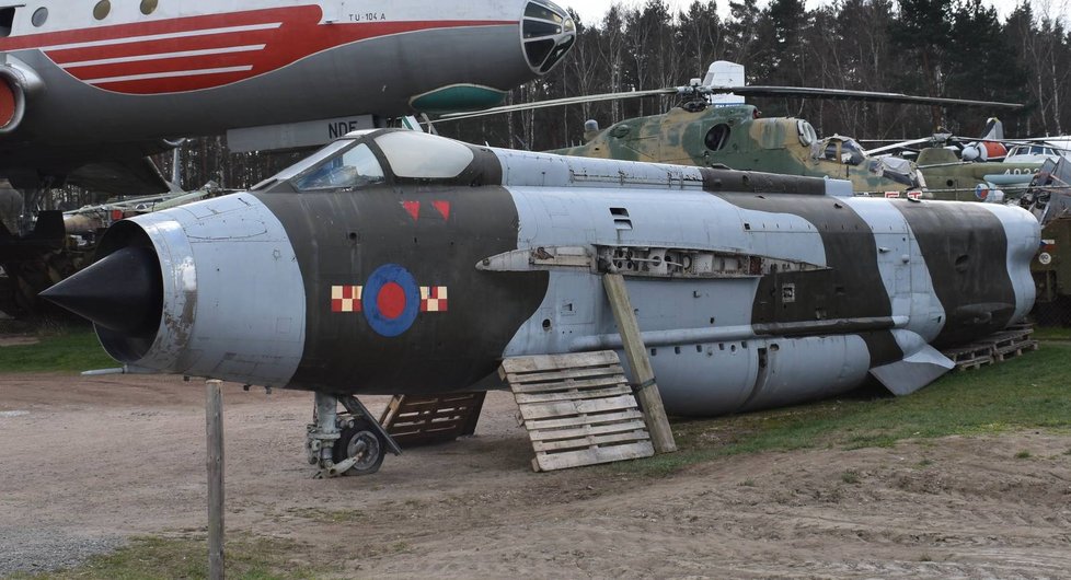 Britské stíhačce BAC Lightning v Air Parku ve Zruči u Plzně chybí jen připevnit křídla.
