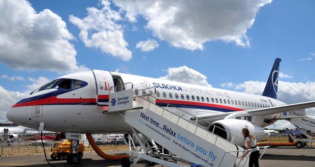 Ruskému letadlu Suchoj Superjet 100 upadla při startu část motoru.