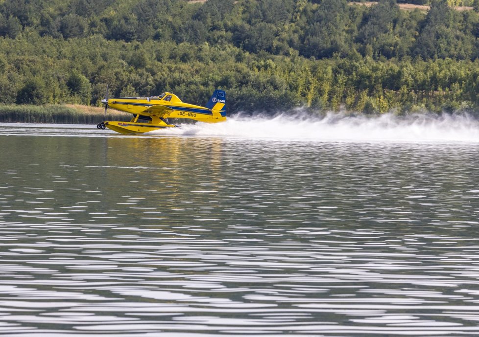 Švédský hasicí letoun Air Tractor AT-802 nabírá vodu z jezera Milada u Ústí nad Labem pro hašení požáru v Národním parku České Švýcarsko, 29. července 2022