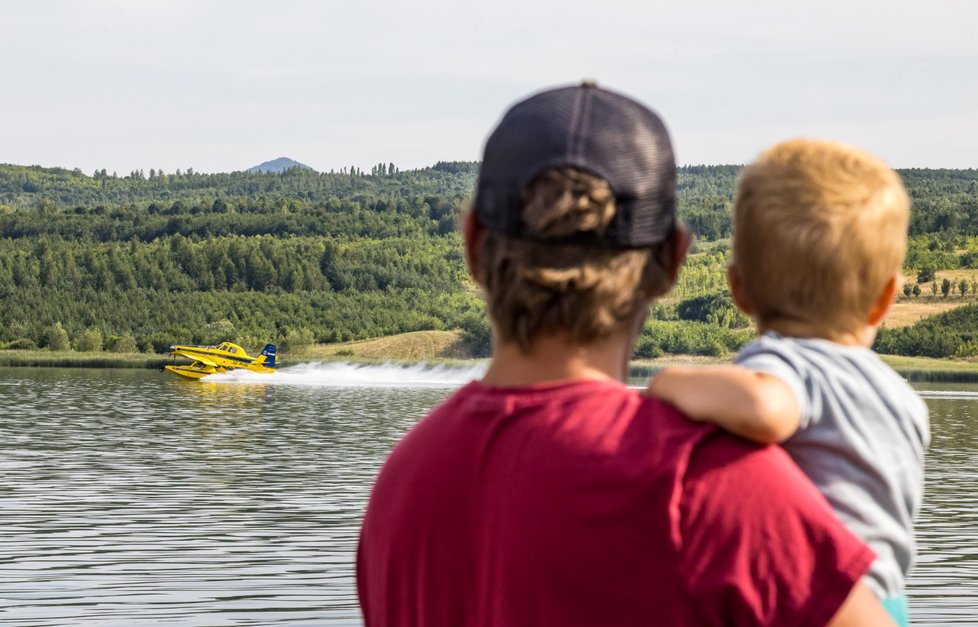 Švédský hasicí letoun Air Tractor AT-802 nabírá vodu z jezera Milada u Ústí nad Labem pro hašení požáru v Národním parku České Švýcarsko, 29. července 2022