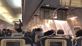 Kvůli zapomenutému zmáčknutí tlačítka na vyrovnání tlaku v letadle začali cestující krvácet z nosu a uší