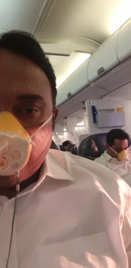 Kvůli zapomenutému zmáčknutí tlačítka na vyrovnání tlaku v letadle začali cestující krvácet z nosu a uší