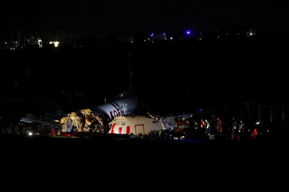 Drama v Istanbulu: Letadlo sjelo z ranveje a rozlomilo se