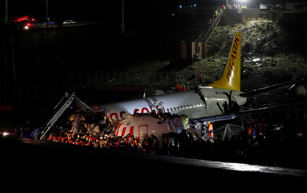 Drama v Istanbulu: Letadlo sjelo z ranveje a rozlomilo se