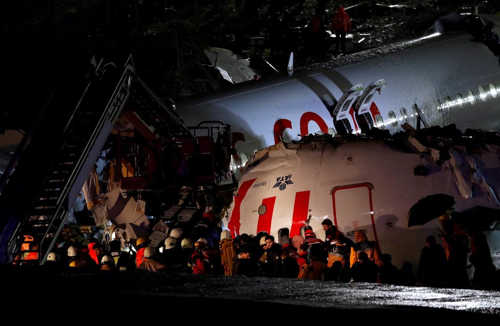 Drama v Istanbulu: Letadlo sjelo z ranveje a rozlomilo se