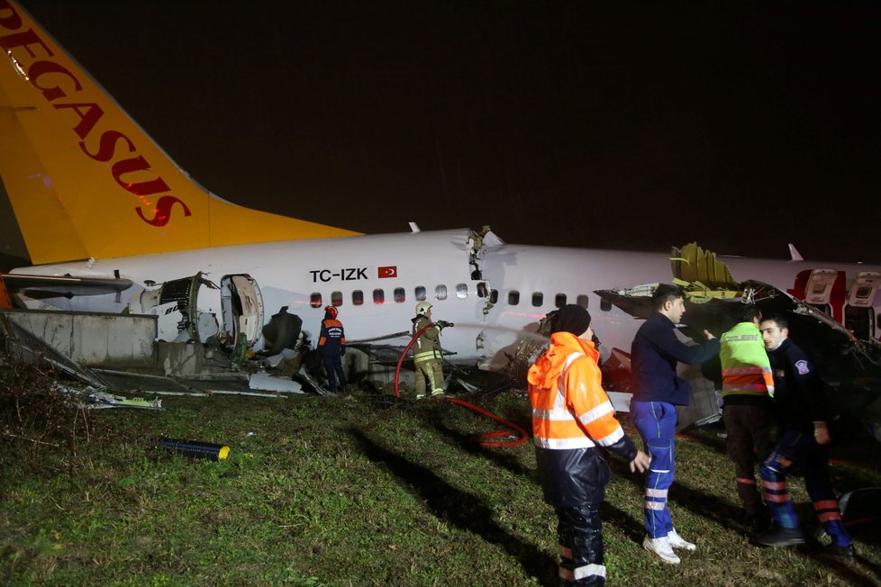 Drama v Istanbulu: Letadlo sjelo z ranveje a rozlomilo se