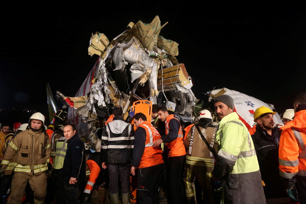 Letadlo se rozlomilo na tři kusy. Sjelo z ranveje na letišti v Istanbulu