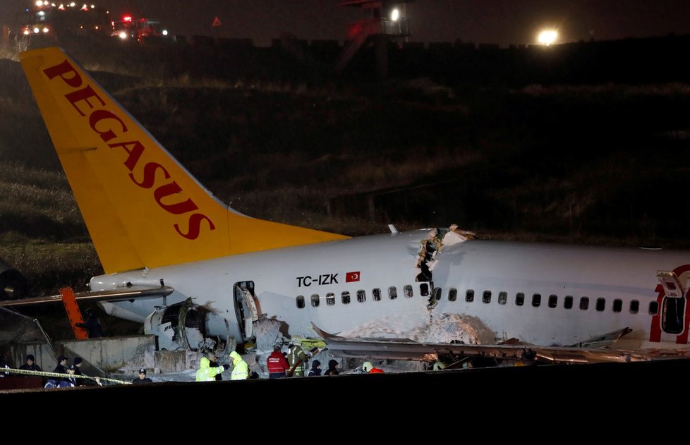 Letadlo se rozlomilo na tři kusy. Sjelo z ranveje na letišti v Istanbulu