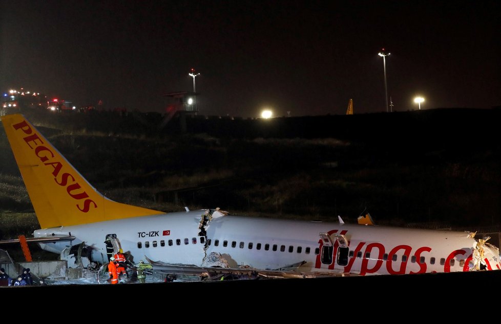 Letadlo se rozlomilo na tři kusy. Sjelo z ranveje na letišti v Istanbulu