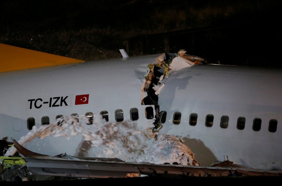 Letadlo se rozlomilo na tři kusy. Sjelo z ranveje na letišti v Istanbulu