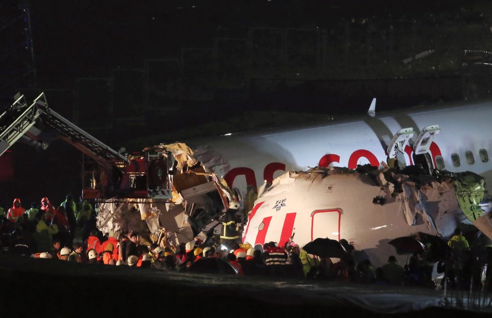 Letadlo se rozlomilo na tři kusy. Sjelo z ranveje na letišti v Istanbulu