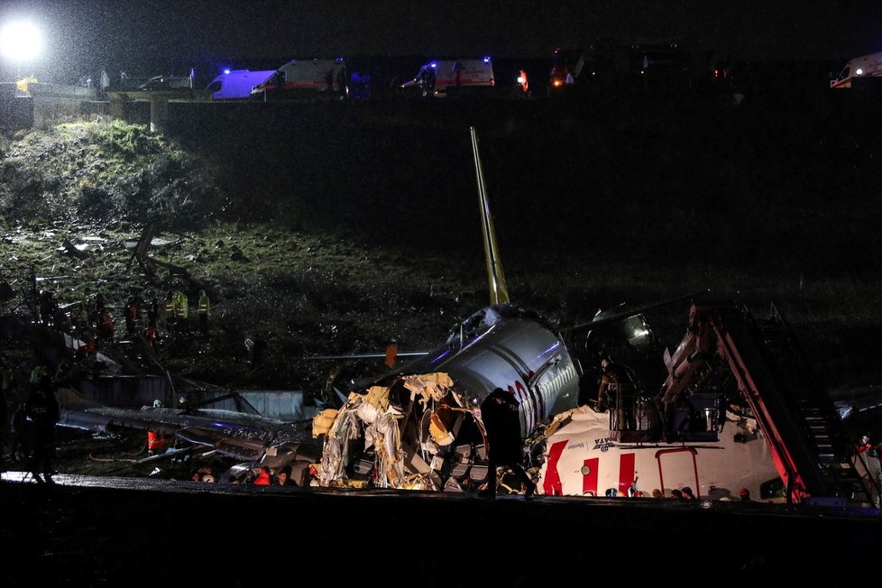 Letadlo se rozlomilo na tři kusy. Sjelo z ranveje na letišti v Istanbulu