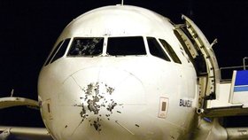 Masivní krupobití v Turecku poškodilo letadlo.