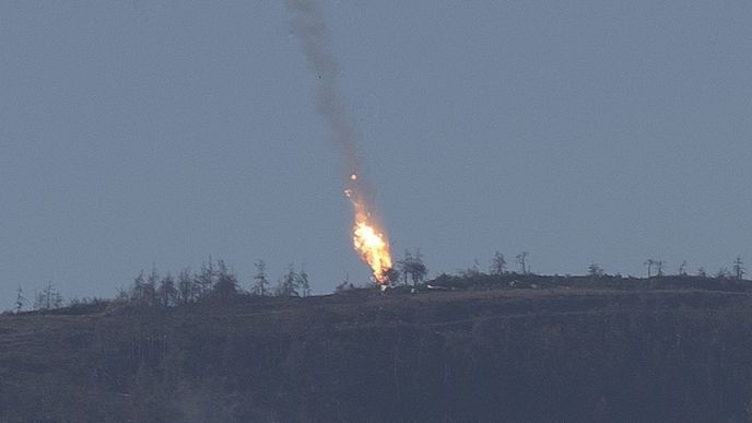 Oheň z ruského letounu sestřeleného na hranici Turecka a Sýrie