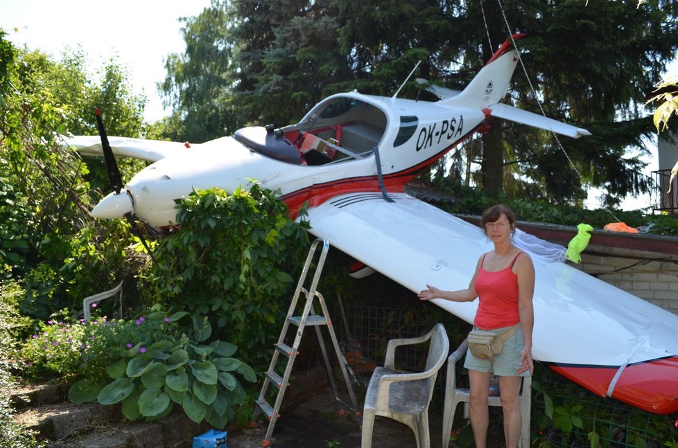 Letadlo spadlo na dvorek na kůlny ukazuje Ivana Šmejkalová (55)