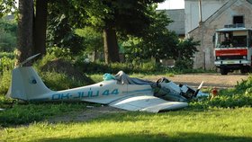 Letoun se zřítil ve Vokšicích do parku