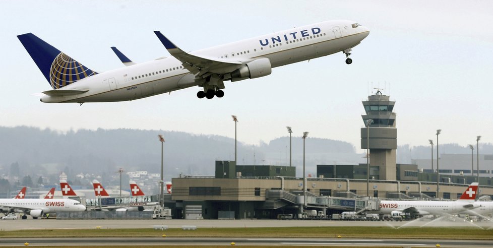 Letadlo United Airlines do Chicaga nouzově přistálo v Irsku kvůli bombové hrozbě