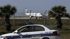 Unesené letadlo s 62 lidmi přistálo na Kypru: Mělo letět do Káhiry
