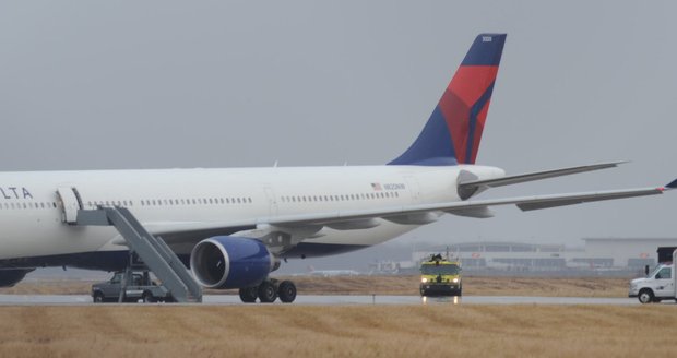 Letadlo Airbus 330 společnosti Delta Airlines krátce po nouzovém přistání