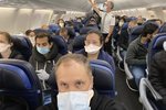 Americký kardiolog sdílel fotku plně obsazeného letadla United Airlines v době koronaviru.
