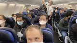 Prázdné prostřední sedačky v letadle? Lidé se i přes sliby aerolinek mačkali jak sardinky