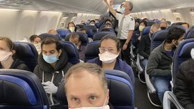 Americký kardiolog sdílel fotku plně obsazeného letadla United Airlines v době koronaviru.