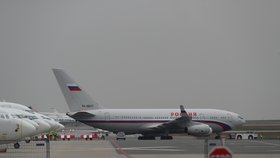 Letadlo s vyhoštěnými ruskými diplomaty opustilo Českou republiku (19.4.2021)