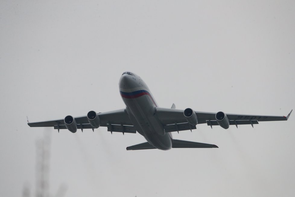 Letadlo s vyhoštěnými ruskými diplomaty opustilo Českou republiku (19. 4. 2021).