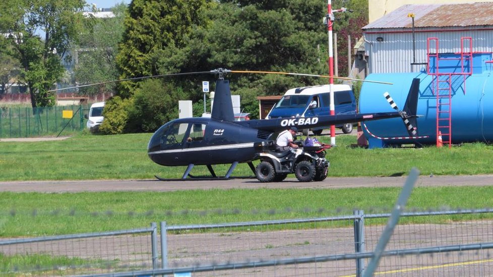 Na letišti v Letňanech pilot při parkování letadla zavadil o vrtulník.