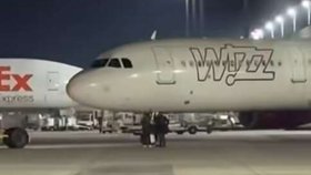 Dva Rumuni honili po letišti zmeškané letadlo.