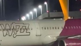 Dva Rumuni honili po letišti zmeškané letadlo.