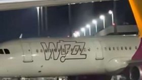 Dva Rumuni honili po letišti zmeškané letadlo.