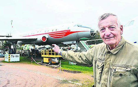 Sběratel Karel Tarantík před letadlem TU–104 A.