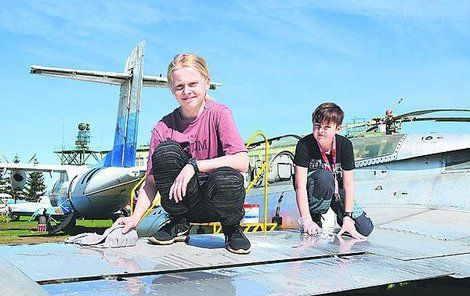 Jedenáctiletí Daniel Nemrava a Tomáš Mikel z Hluku také pomáhali s očistou strojů.