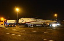 Z letiště ve Kbelích převezli i druhý letoun Tupolev TU-154M: Místo do šrotu do muzea!