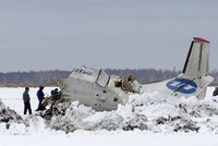 V Rusku se zřítilo letadlo: Rozlomilo se na tři kusy, 32 lidí zemřelo