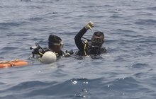 Hrůzné svědectví indonéských potápěčů: Mrtví jsou pořád  v sedačkách s pásy