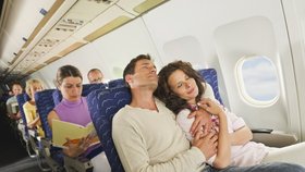 Ilustrační foto. Cestující musel v letadle americké společnosti dlouhé hodiny stát, protože polovinu jeho sedadla zabralo pozadí jeho obézního spolucestujícího