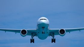 Let z Houstonu do Paříže byl přerušen kvůli neznámému mobilu na palubě