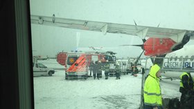 Po nouzovém přistání k letadlu okamžitě přijeli záchranáři