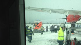 Na místě asistovali nejen záchranáři, ale i letový personál a hasiči